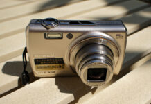 Fujifilm F200EXR Review: Is This Used Digicam Worth It? Silver Fujifilm FinePix F200EXR compact camera with its 5x zoom lens extended