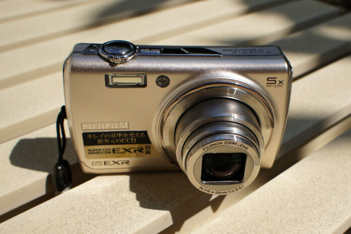 Fujifilm FinePix F200EXR with 5x zoom extended Silver Fujifilm FinePix F200EXR compact camera with its 5x zoom lens extended